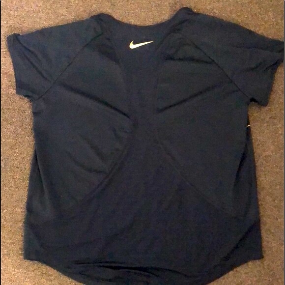 Nike black & gold t-shirt. Large - Picture 3 of 3
